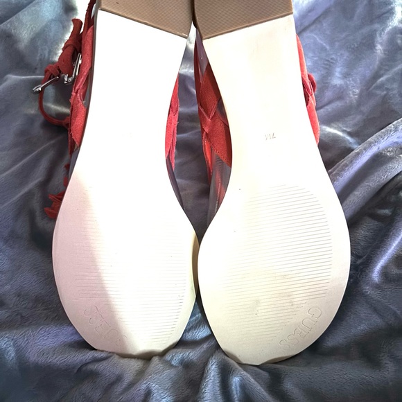 NWD BEAUTIFUL RED SUEDE GUESS FRINGED SANDALS SZ 7 - Picture 4 of 9